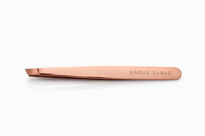 פינצטה זוויתית לעיצוב גבות מדויק ונוח - Hadas Academy